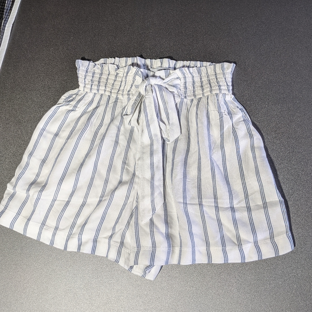 NWT Hollister High-Rise Paperbag Shorts - Picture 2 of 3